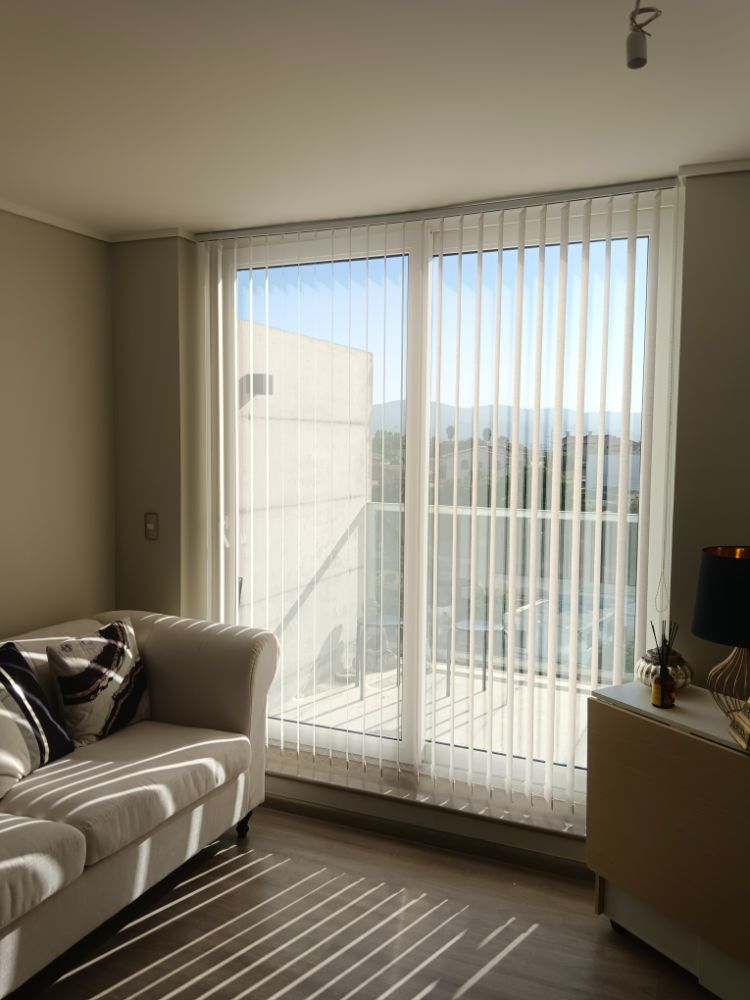 Cortina vertical en living